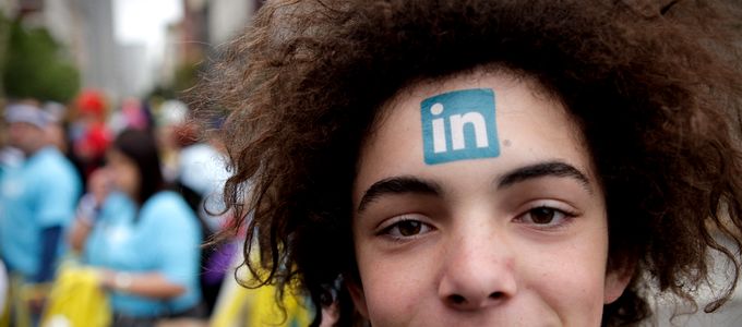 LinkedIn Centipede Participants in the 2010 ING Bay to Breakers by A Name Like Shields Can Make You Defensive, on Flickr - https://www.flickr.com/photos/smi23le/4613342990