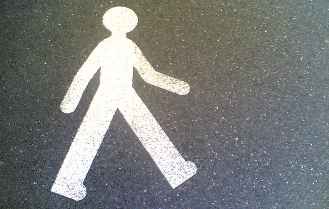 "Caminando - Walking - en Suiza - 13082006(006)". Licensed under CC BY-SA 1.0 via Wikimedia Commons