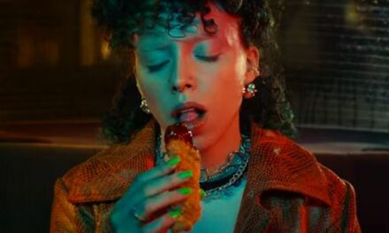 El amor al primer mordisco es la estrella de este spot de KFC