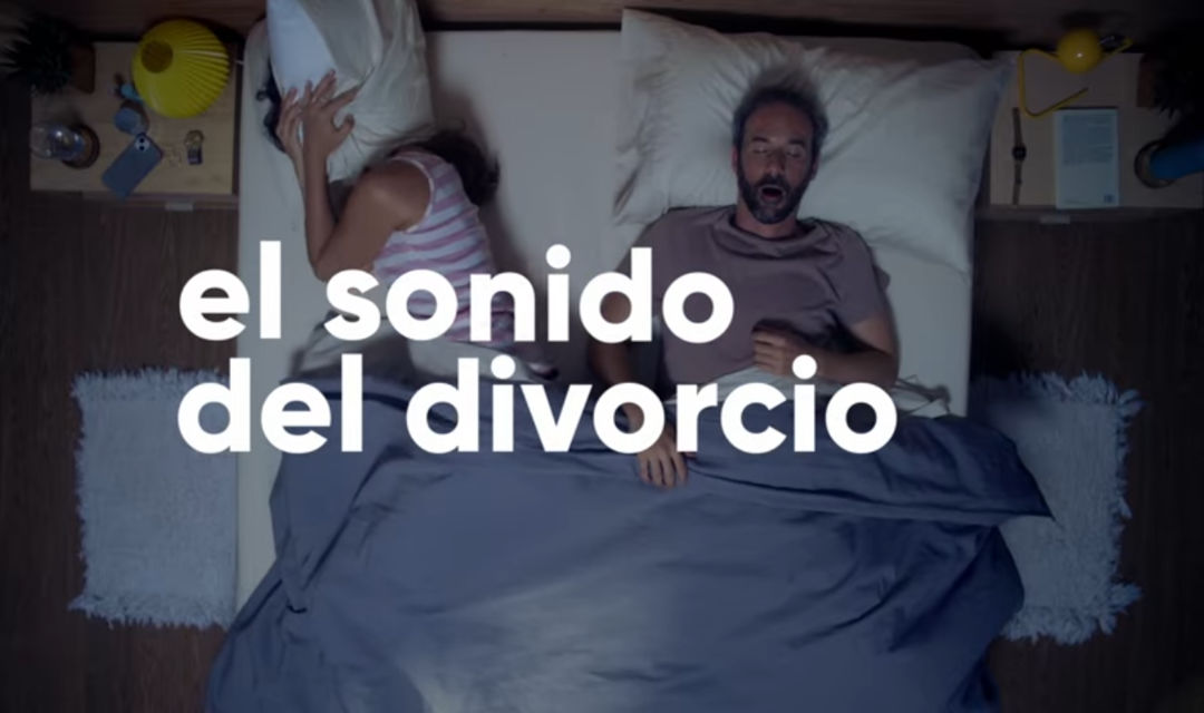 "El sonido del divorcio": la campaña que usa IA y humor para ayudar a las parejas a dormir mejor