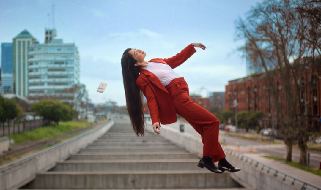 La Roche-Posay estrena "Tan liviano como el aire", una campaña digital protagonizada por Natalie Pérez